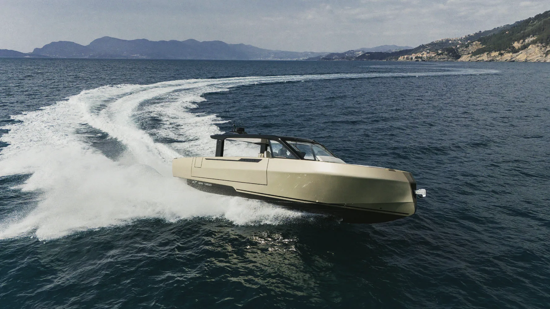 Le Forte 47 Gran Turismo en navigation, vu de bâbord : coque beige, hardtop noir, sillage.