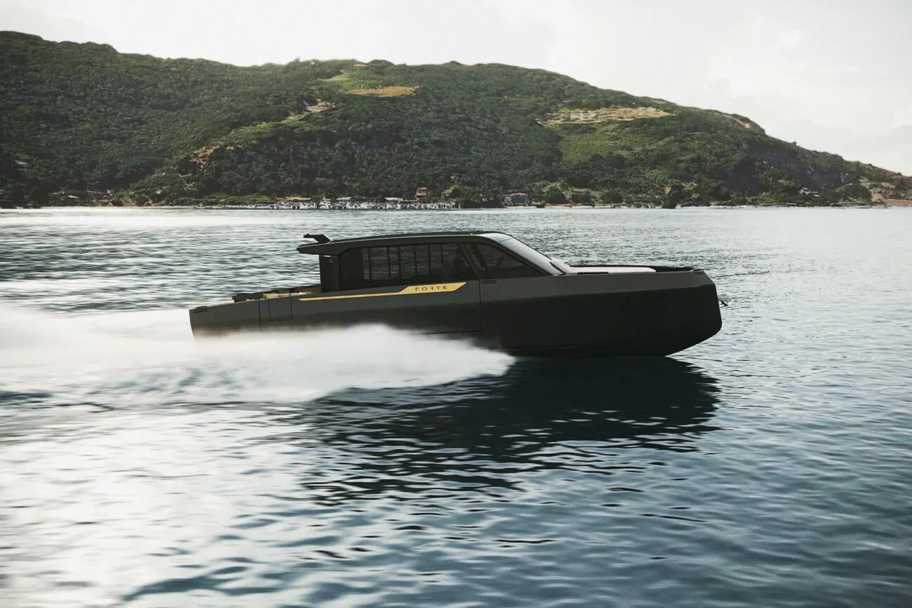 Le Forte 47 Lounge Deck en navigation, vu de bâbord : coque sombre et côte boisée.