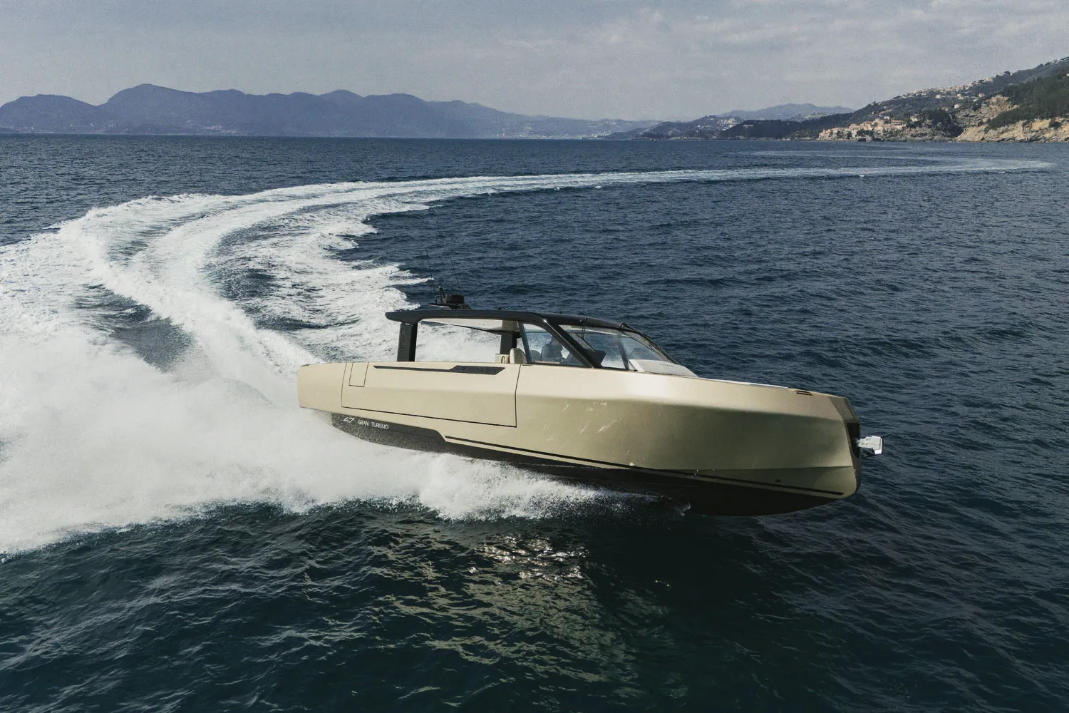 Le Forte 47 Gran Turismo en navigation, vu de bâbord : coque beige, hardtop noir, sillage.