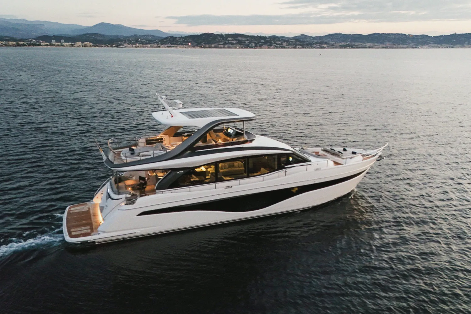 Le Princess Y72 en marche, vu de tribord : coque blanche, flybridge et baies fumées.