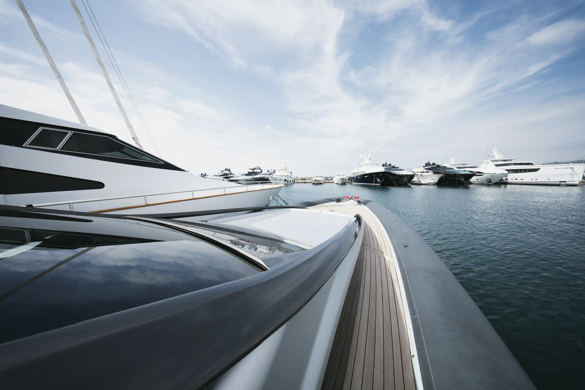 La proue de l'Anvera 55S vue depuis le poste de pilotage, hardtop au premier plan, port en arrière-plan.