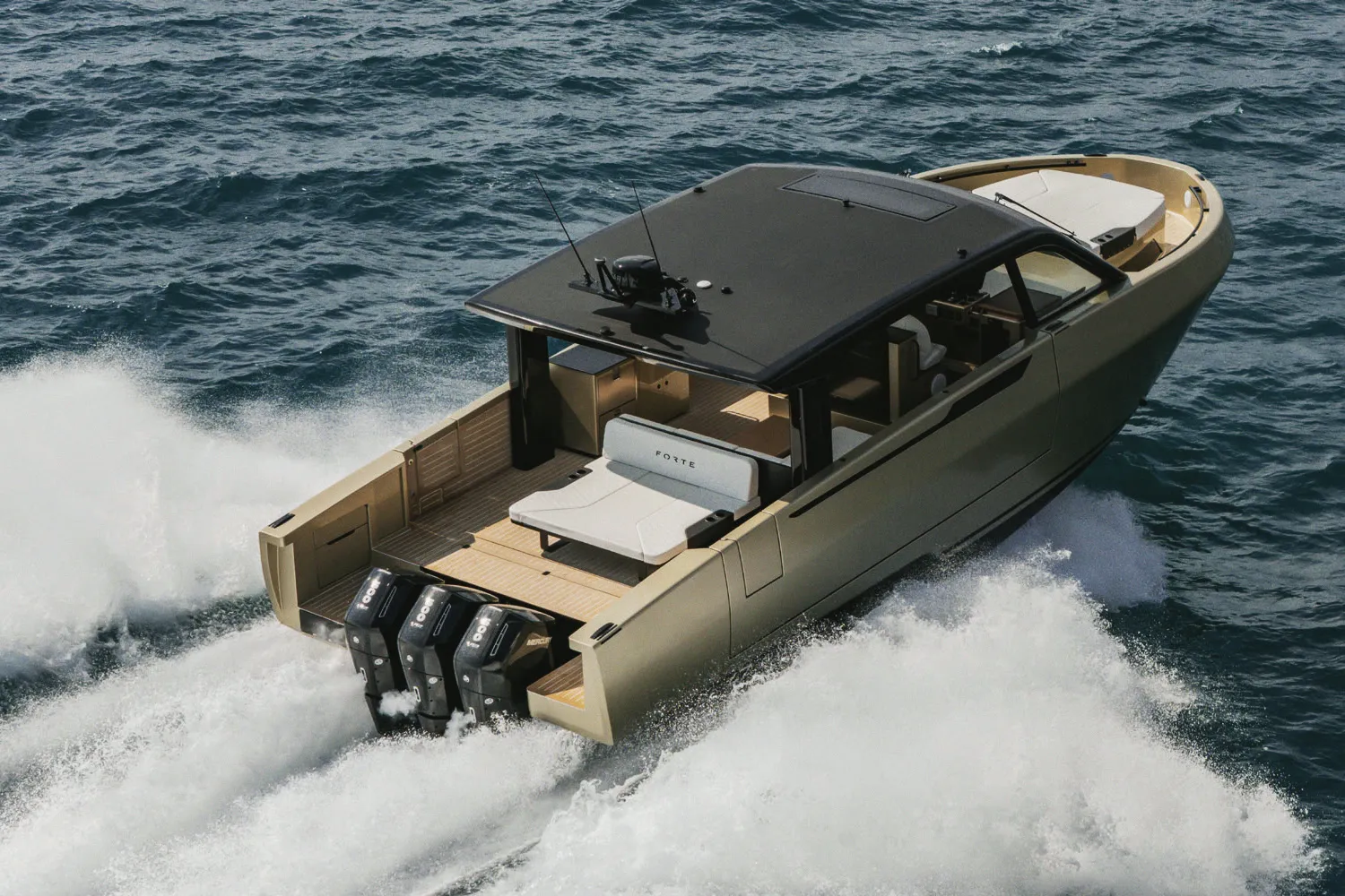 Le Forte 47 Gran Turismo de trois quarts arrière en marche, trois hors-bord relevés dans le sillage.