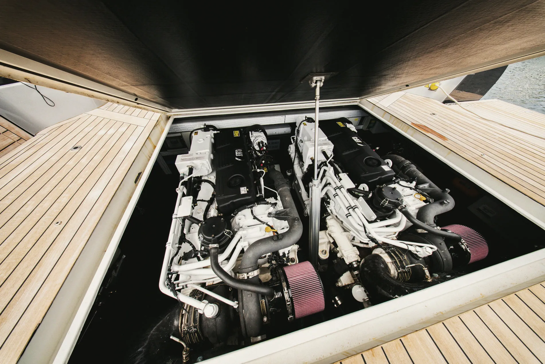 Le compartiment moteur ouvert sous la trappe de pont : deux moteurs Caterpillar en ligne.