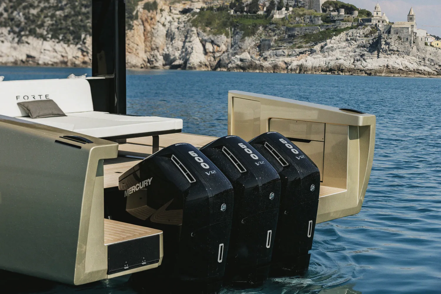 La plage arrière ouverte sur les trois hors-bord, cuisine extérieure et îlot au loin.