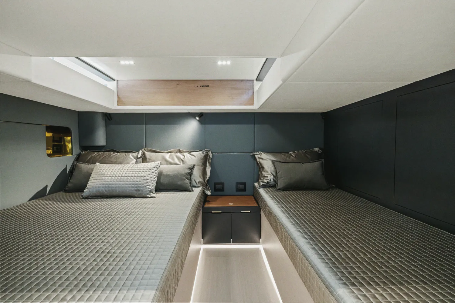 Une cabine : couchage double, coussins et éclairage d'ambiance.