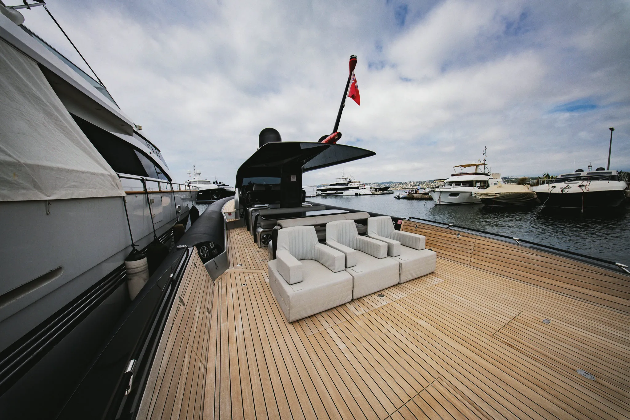 Le passavant tribord, assises alignées le long du bordé et pavillon à l'arrière.