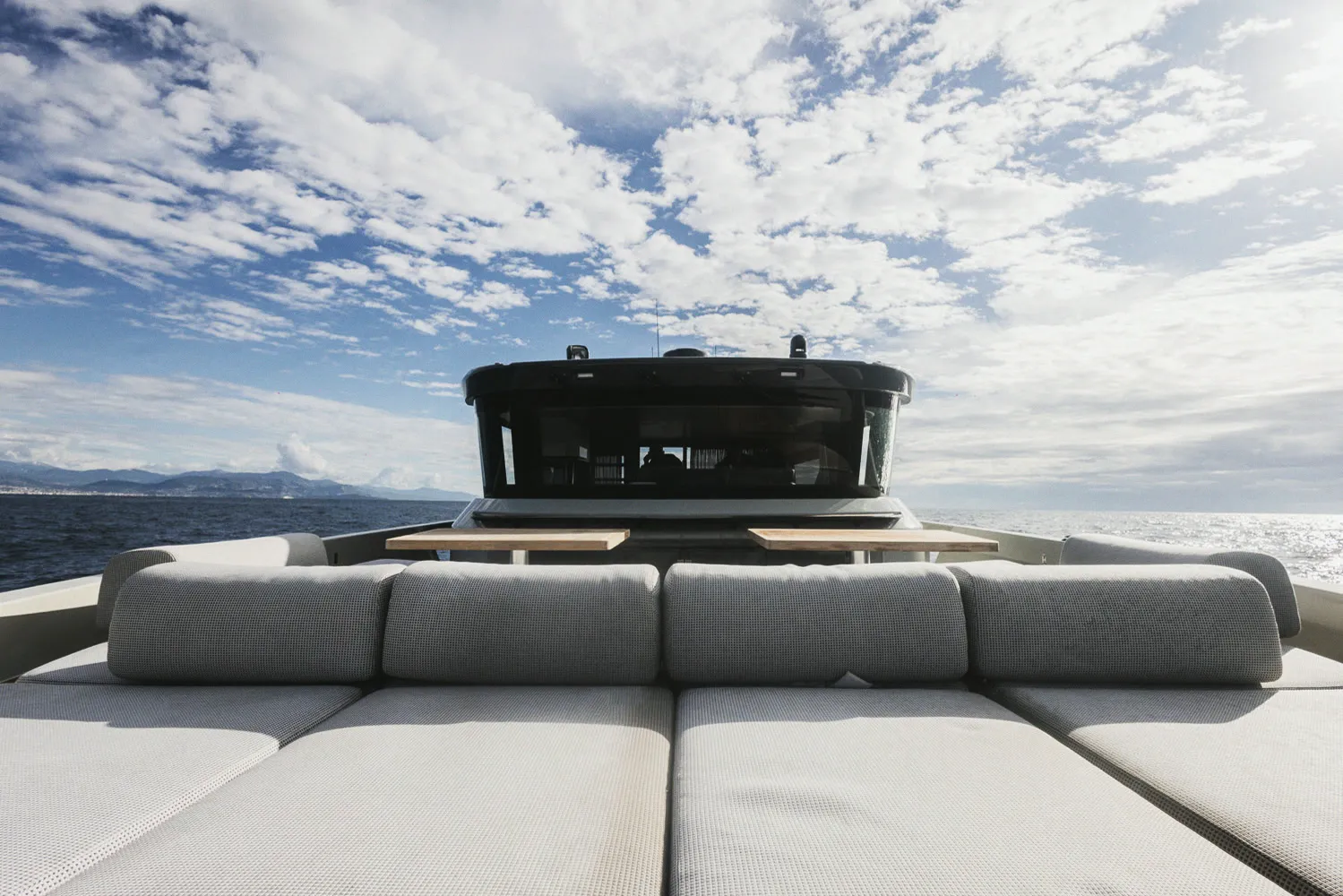 Le bain de soleil avant, matelas continus et ciel dégagé.