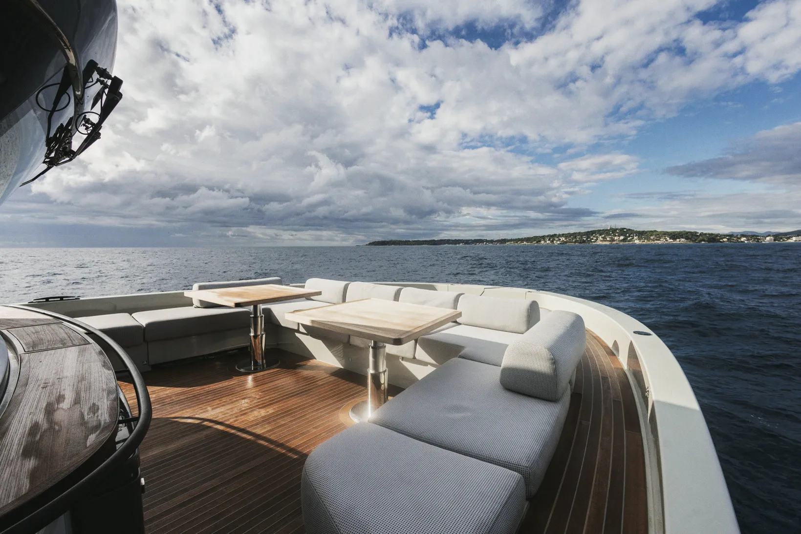 Le carré extérieur au mouillage : banquettes en U, table basse et côte à l'horizon.