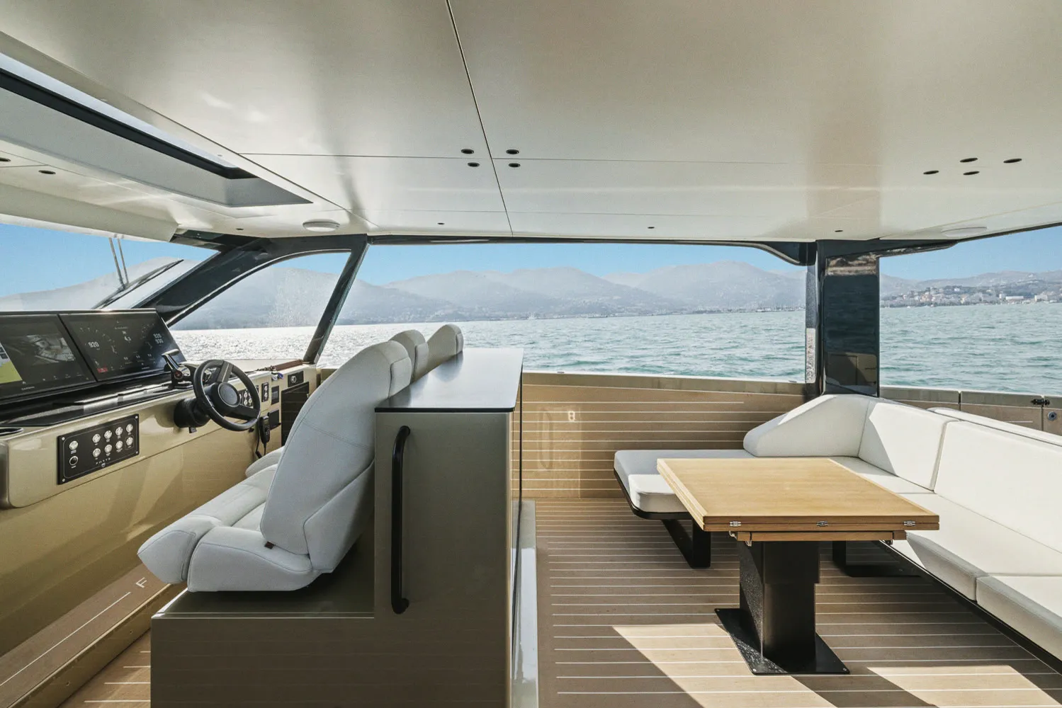 Le poste de pilotage et le carré extérieur : sièges pilotes, table et banquette.