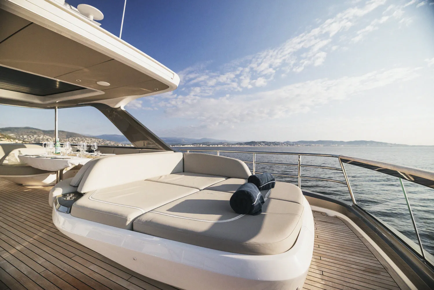Le bain de soleil du flybridge sous le hardtop, ouvert sur la mer.