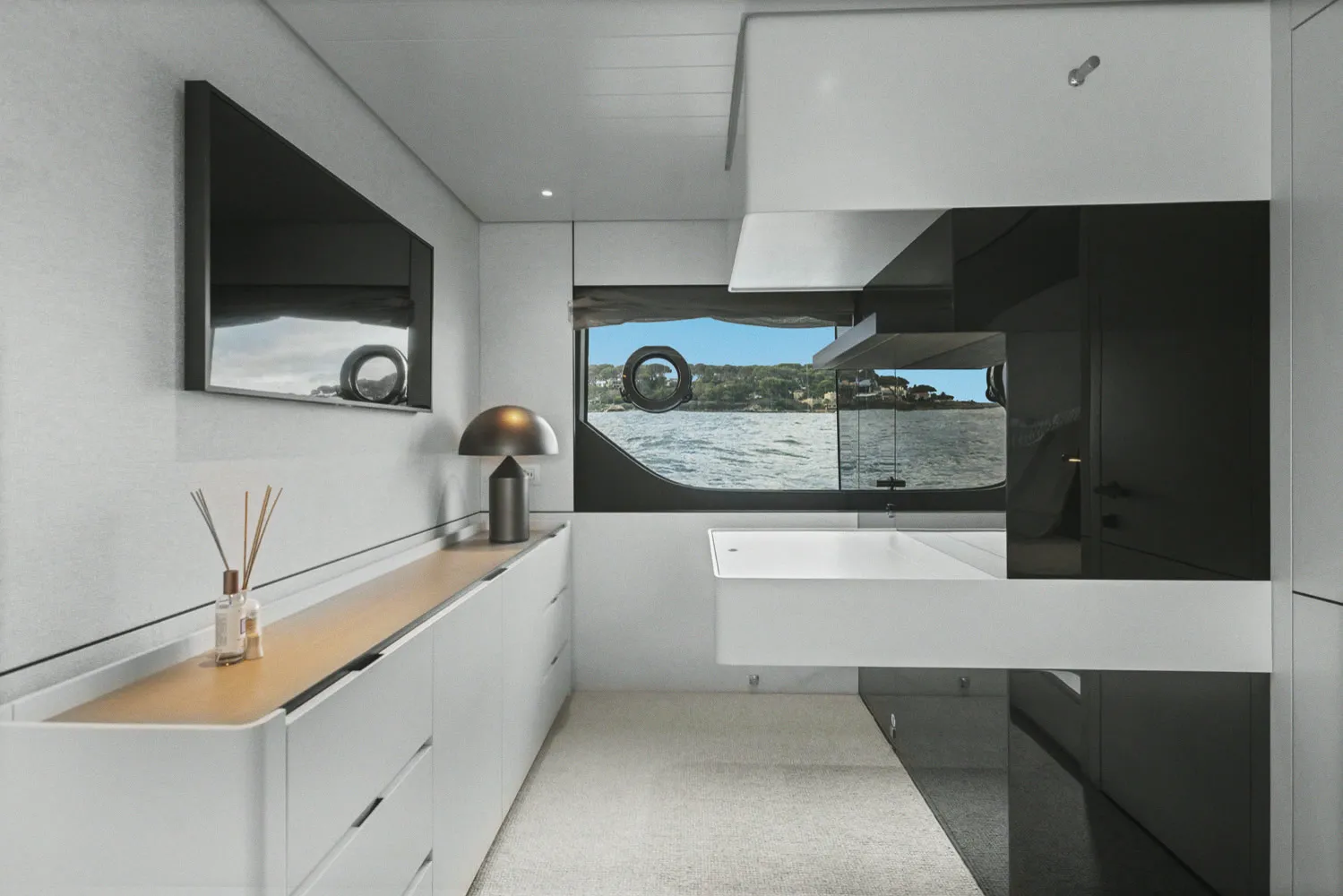 Une cabine : plan en bois clair, miroir et ouverture sur le pont.