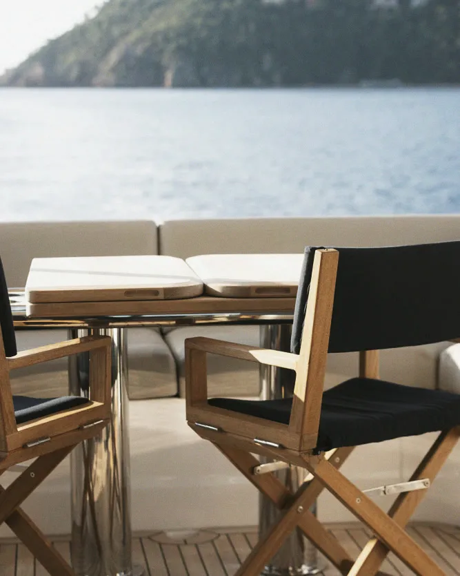La plage arrière : table et fauteuils de pont, ouverture sur la mer.