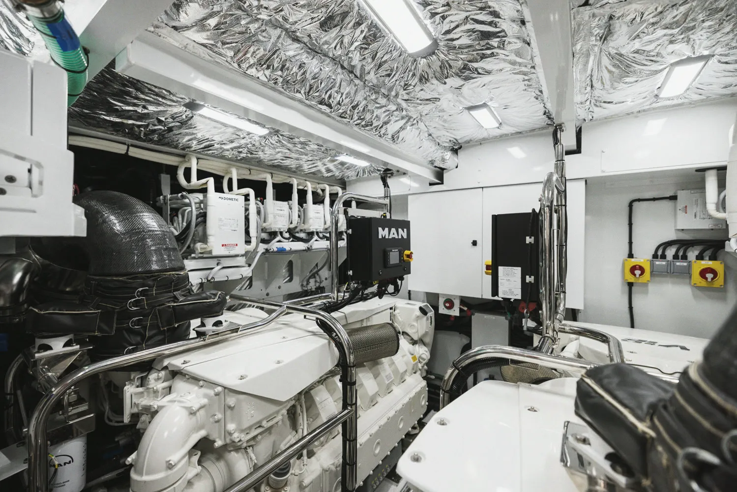 La salle des machines : deux moteurs, coursive centrale et parois isolées.
