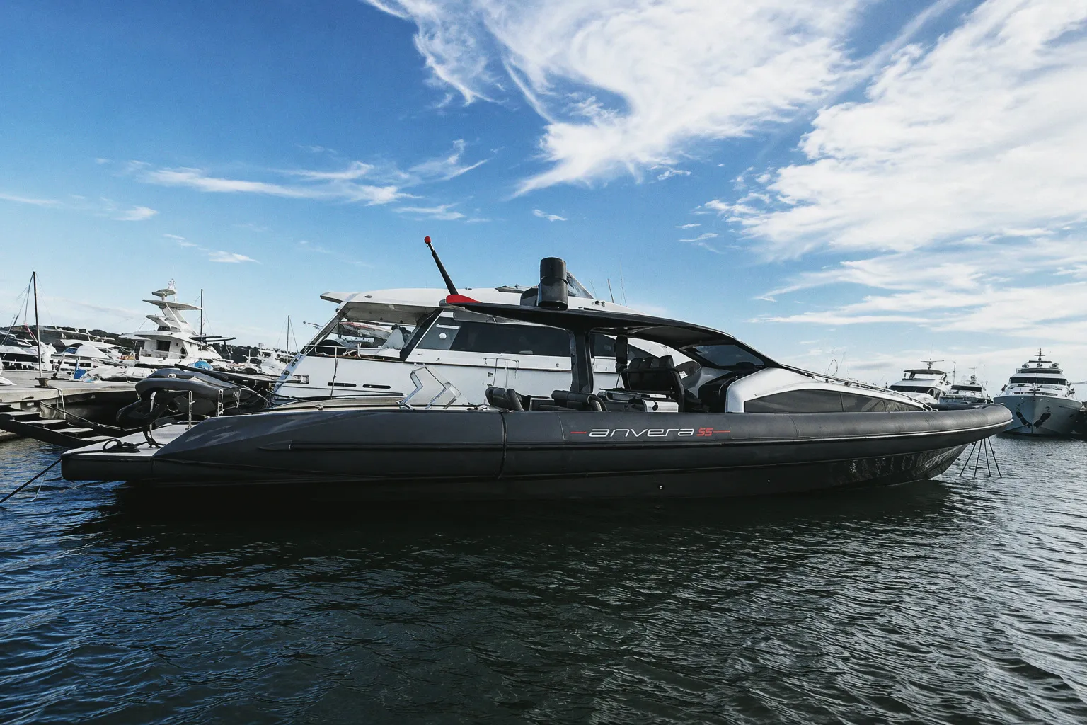 L'Anvera 55S à quai, vu de tribord : coque sombre et hardtop noir.